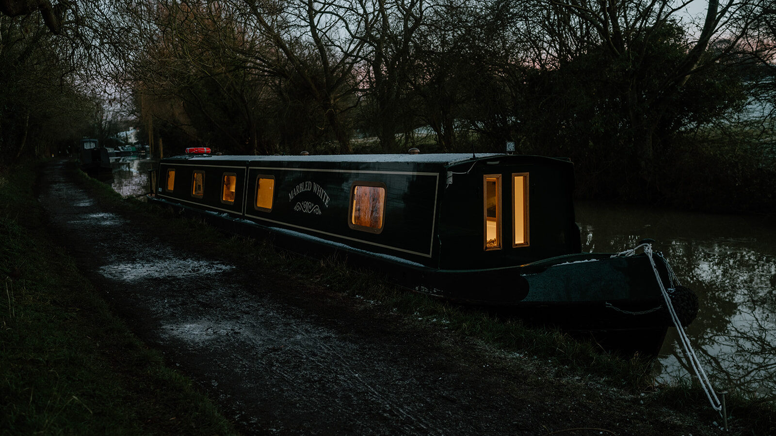 Luxury narrowboat getaway for couples under stars